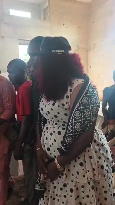 Lady Nkechi Agbodike and the APGA delegation at the Isseke palace
