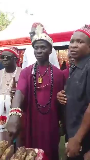 High Chief Cy Nnebemchukwu Ohakanu performing the ceremonial cutting of new yam